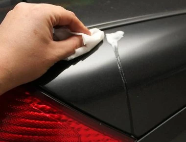 Δείτε με τι πρέπει να ψεκάσετε για να εξαφανίσετε τις γρατσουνιές από το αυτοκίνητό σας (βίντεο)